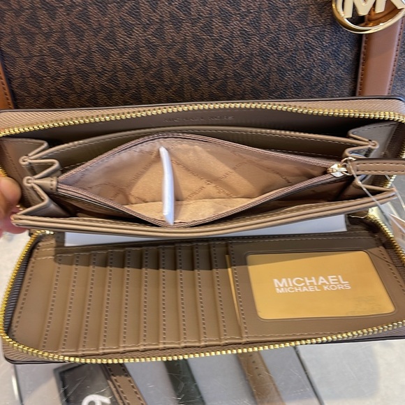 MICHAEL KORS
Leather Continental Wristlet Phone Case Wallet
Dusk
NWT - Picture 6 of 16